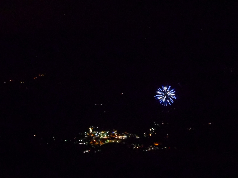 Notte di luna piena e di fuochi d'artificio sul Monte Maggiorasca