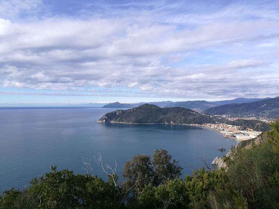 Da Riva Trigoso a Moneglia, nella valle dei corbezzoli