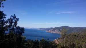 Lo sguardo spazia sino al promontorio di Portofino