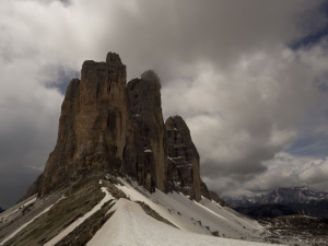 Le cime in mezzo alle nuvole  (foto Roberto Busani)