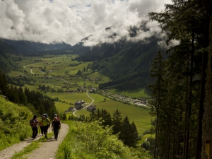 La ripida salita iniziale sopra Anterselva  (foto Roberto Busani)