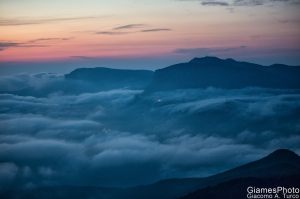 Mare di nuvole verso il Maggiorasca (foto Giacomo Turco)