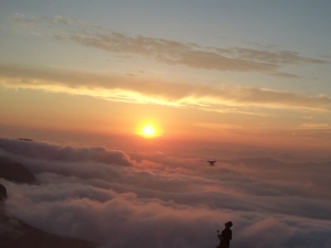 Il volo del drone, tra le nuvole e il sole (foto di Fares Omeiri)