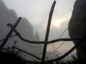 All'inizio delle rocce, in mezzo alle nuvole (foto Francesca Corsi)