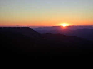 Il tramonto, col Monviso sopra l'Aiona (foto Cristian Rizzi)