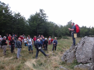 Briefing iniziale, sul sasso di prato piccolo (foto Lorenzo Varani)