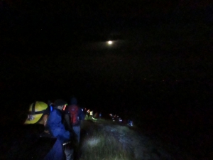 Si scende, accompagnati dalla luna (foto Lorenzo Varani)