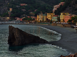 Lo scoglio sulla spiaggia (foto Irena Nekrasova)