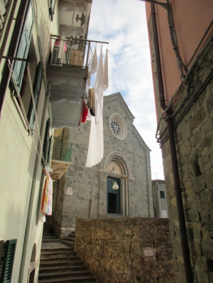 Tra i vicoli della chiesa di Corniglia (foto Lorenzo Varani)