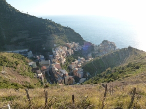 Manarola e la collina del presepe (foto Alessandro Morini)