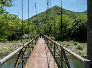 Il ponticello pedonale (ballerino) sul torrente Lavagna (foto Paola Salvanelli)