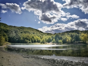 Il lago coi suoi splendidi colori (foto Paola Azzali)