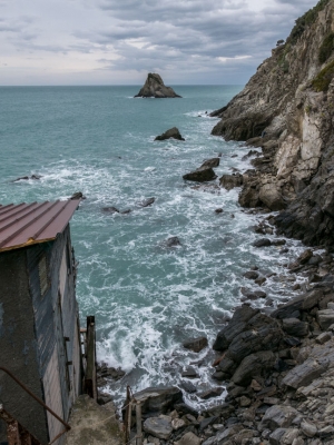 Lo scoglio ferale dalla spiaggia di Schiara (foto Paola Salvanelli)
