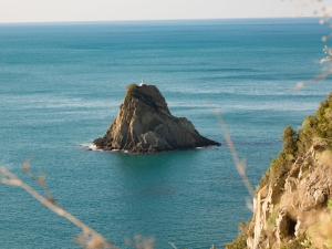 Lo scoglio ferale dalla spiaggia di Schiara