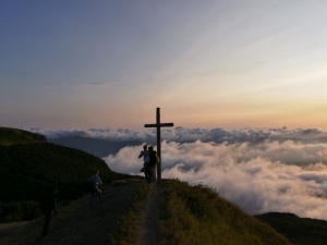 Il mare di nuvole sotto la croce del Bue